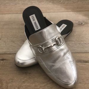 Steve Madden Women’s Silver Kandi Closed Toe Mules